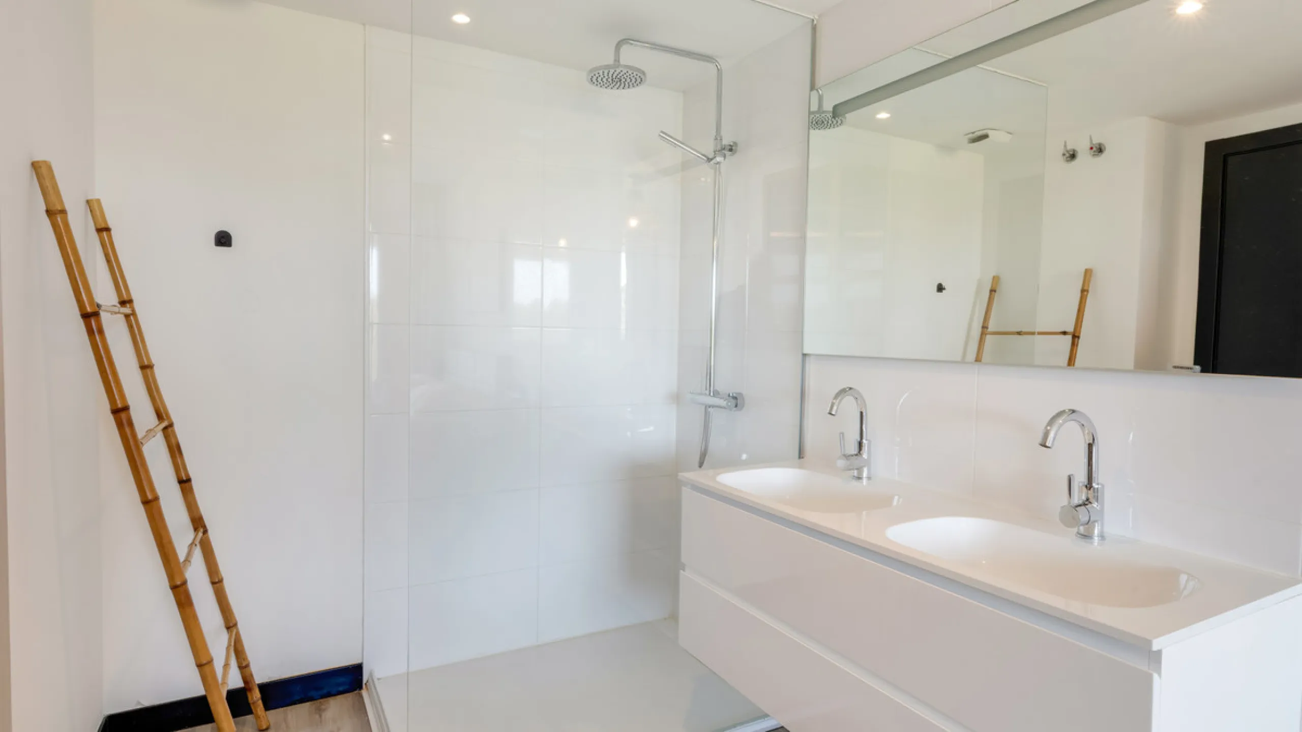 Discover this beautiful 3-bedroom, 2-bathroom apartment in Hacienda el Sueño, an exclusive residential community set in Mijas on the stunning Costa del Sol.