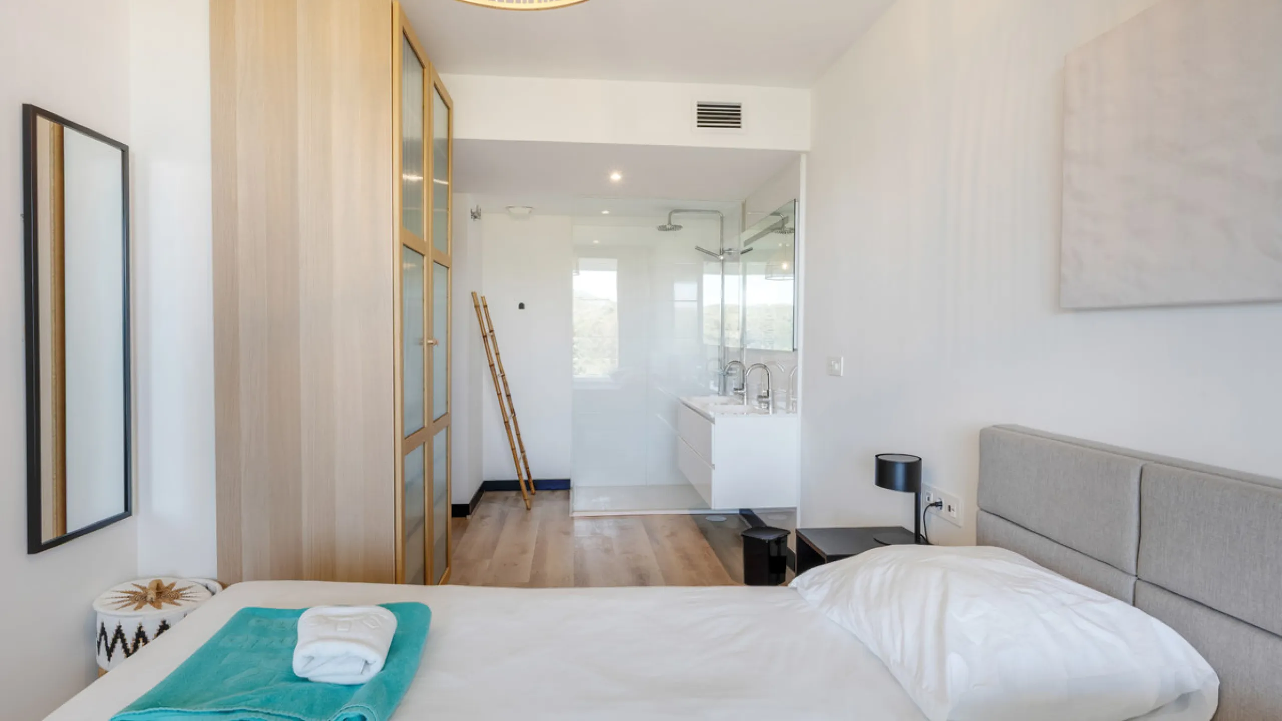 Discover this beautiful 3-bedroom, 2-bathroom apartment in Hacienda el Sueño, an exclusive residential community set in Mijas on the stunning Costa del Sol.