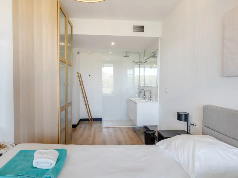 Discover this beautiful 3-bedroom, 2-bathroom apartment in Hacienda el Sueño, an exclusive residential community set in Mijas on the stunning Costa del Sol.
