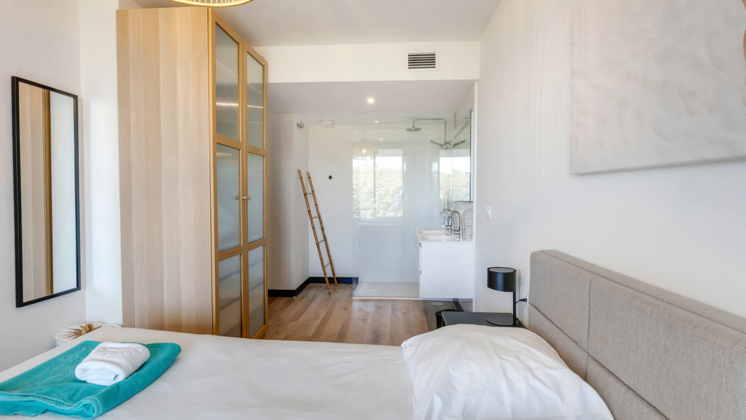 Discover this beautiful 3-bedroom, 2-bathroom apartment in Hacienda el Sueño, an exclusive residential community set in Mijas on the stunning Costa del Sol.