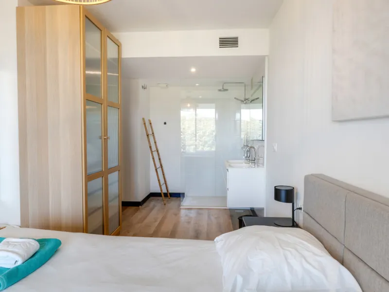 Discover this beautiful 3-bedroom, 2-bathroom apartment in Hacienda el Sueño, an exclusive residential community set in Mijas on the stunning Costa del Sol.