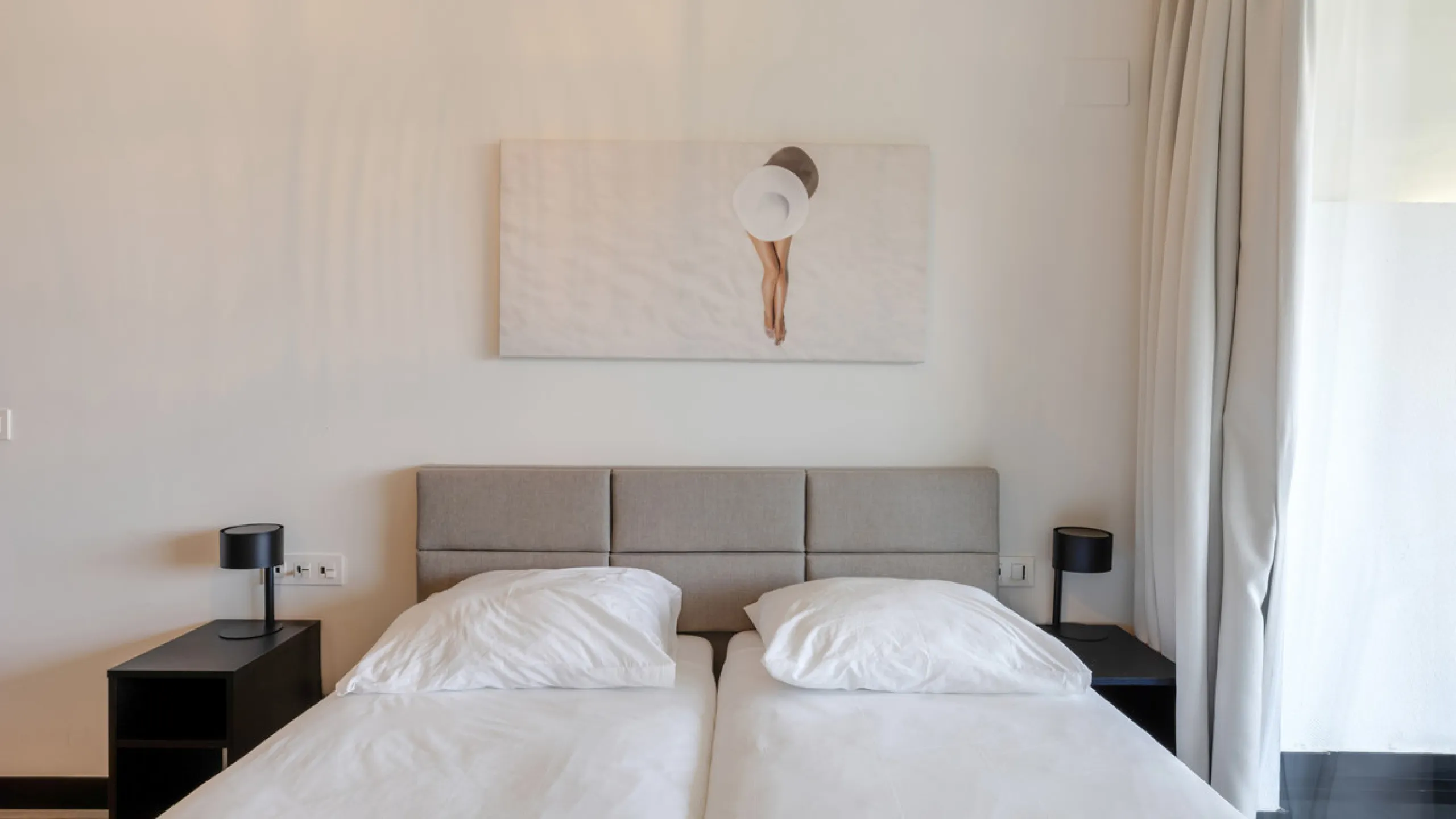 Discover this beautiful 3-bedroom, 2-bathroom apartment in Hacienda el Sueño, an exclusive residential community set in Mijas on the stunning Costa del Sol.