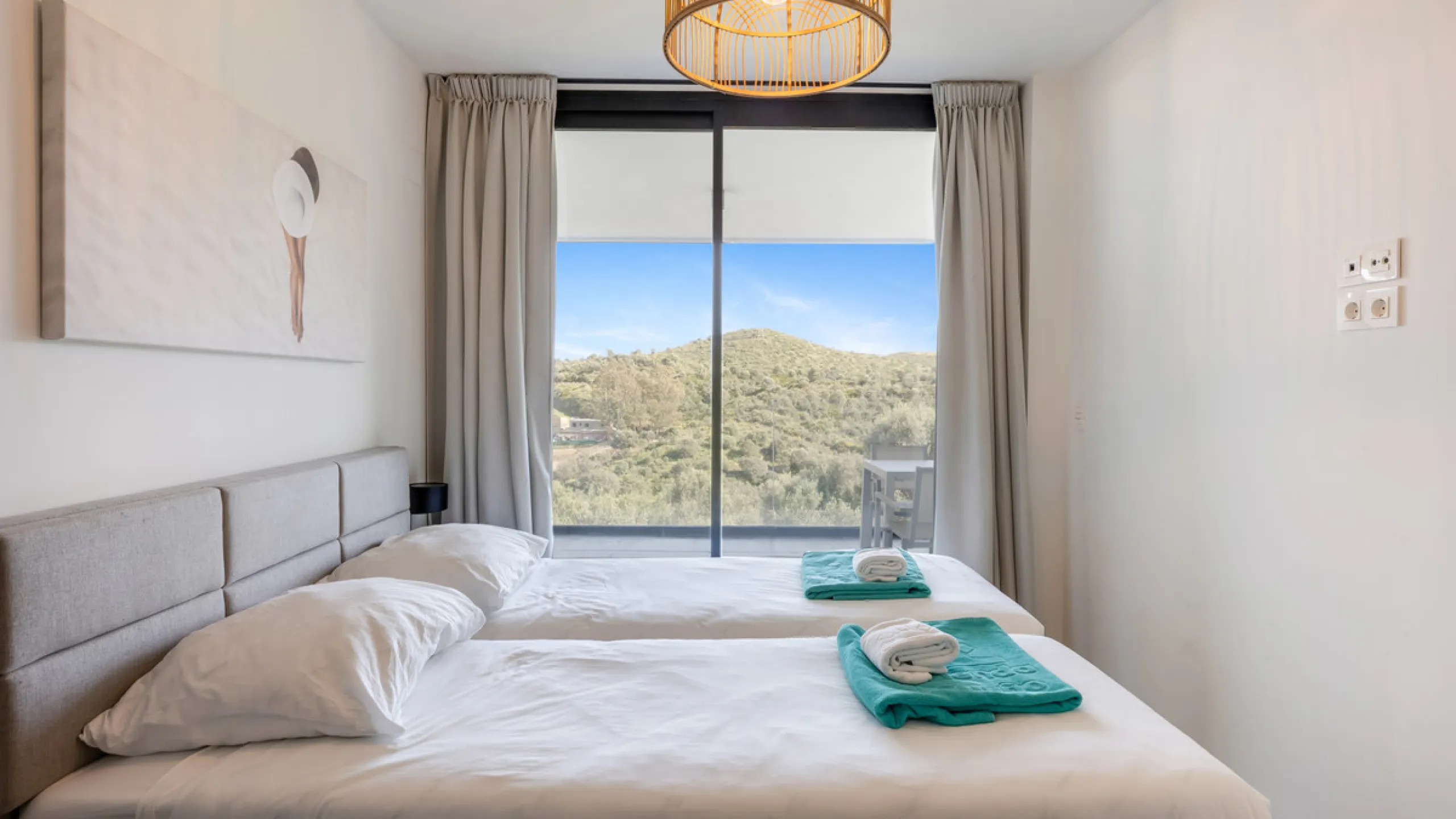 Discover this beautiful 3-bedroom, 2-bathroom apartment in Hacienda el Sueño, an exclusive residential community set in Mijas on the stunning Costa del Sol.