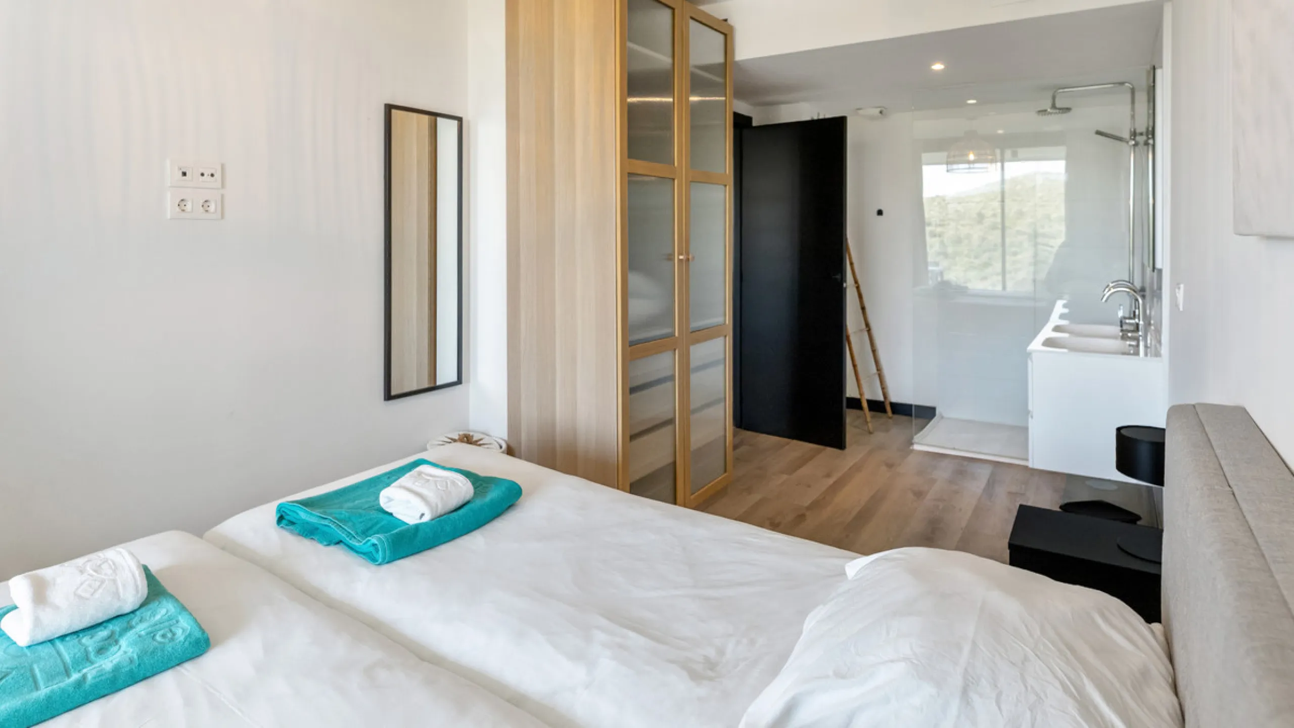 Discover this beautiful 3-bedroom, 2-bathroom apartment in Hacienda el Sueño, an exclusive residential community set in Mijas on the stunning Costa del Sol.