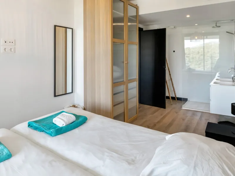Discover this beautiful 3-bedroom, 2-bathroom apartment in Hacienda el Sueño, an exclusive residential community set in Mijas on the stunning Costa del Sol.
