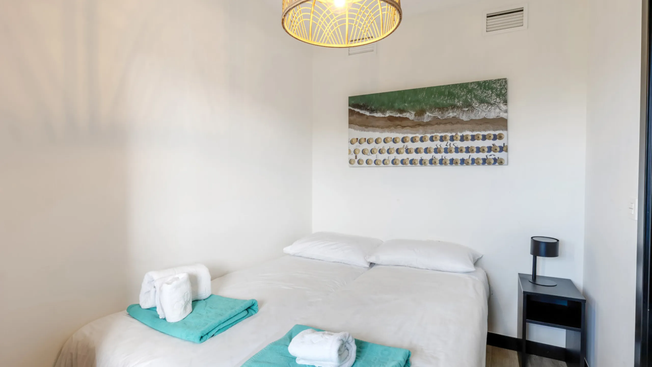 Discover this beautiful 3-bedroom, 2-bathroom apartment in Hacienda el Sueño, an exclusive residential community set in Mijas on the stunning Costa del Sol.