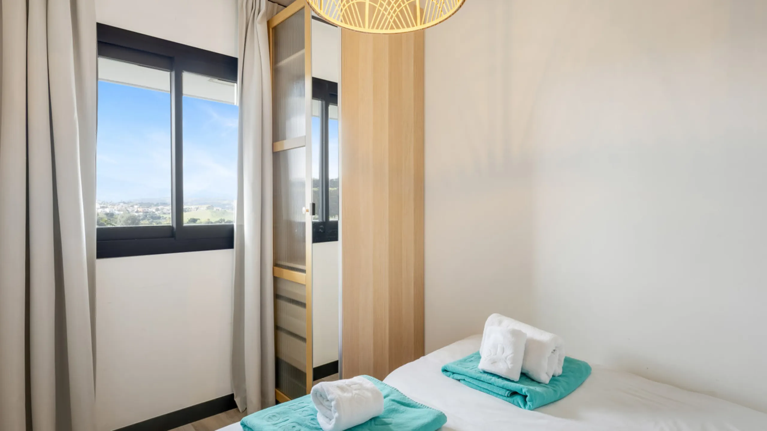 Discover this beautiful 3-bedroom, 2-bathroom apartment in Hacienda el Sueño, an exclusive residential community set in Mijas on the stunning Costa del Sol.