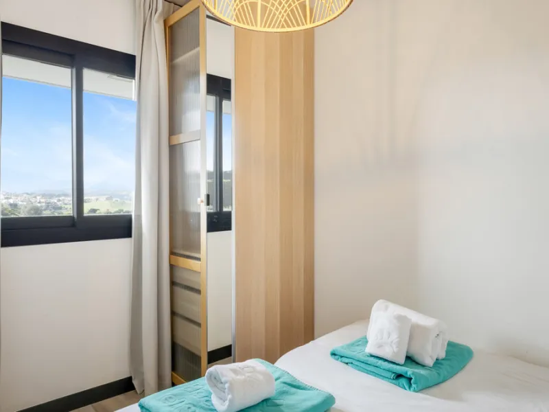 Discover this beautiful 3-bedroom, 2-bathroom apartment in Hacienda el Sueño, an exclusive residential community set in Mijas on the stunning Costa del Sol.
