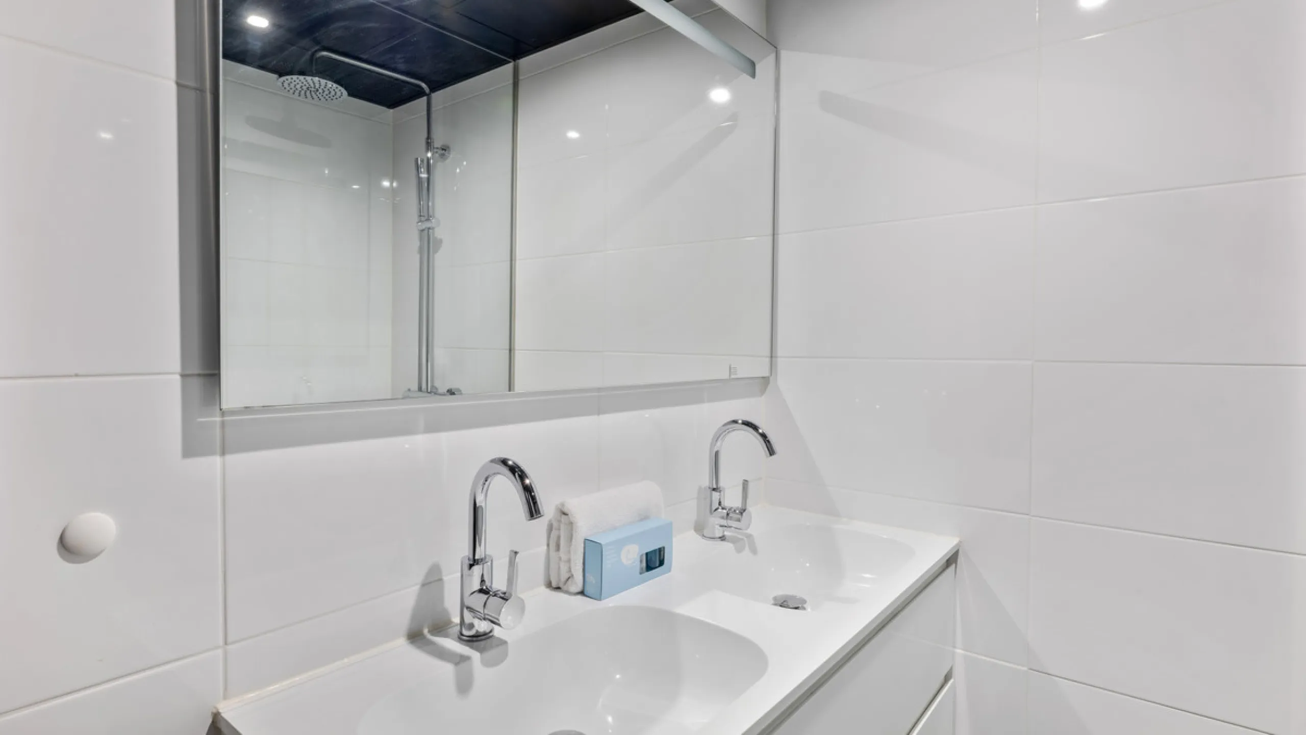 Discover this beautiful 3-bedroom, 2-bathroom apartment in Hacienda el Sueño, an exclusive residential community set in Mijas on the stunning Costa del Sol.