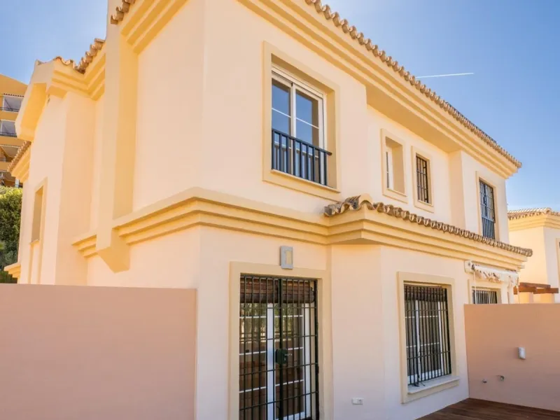 House - Townhouse в продаже в Fuengirola, Málaga. В доме 4 спален и 3 ванных комнат. Площадь дома 240 м²