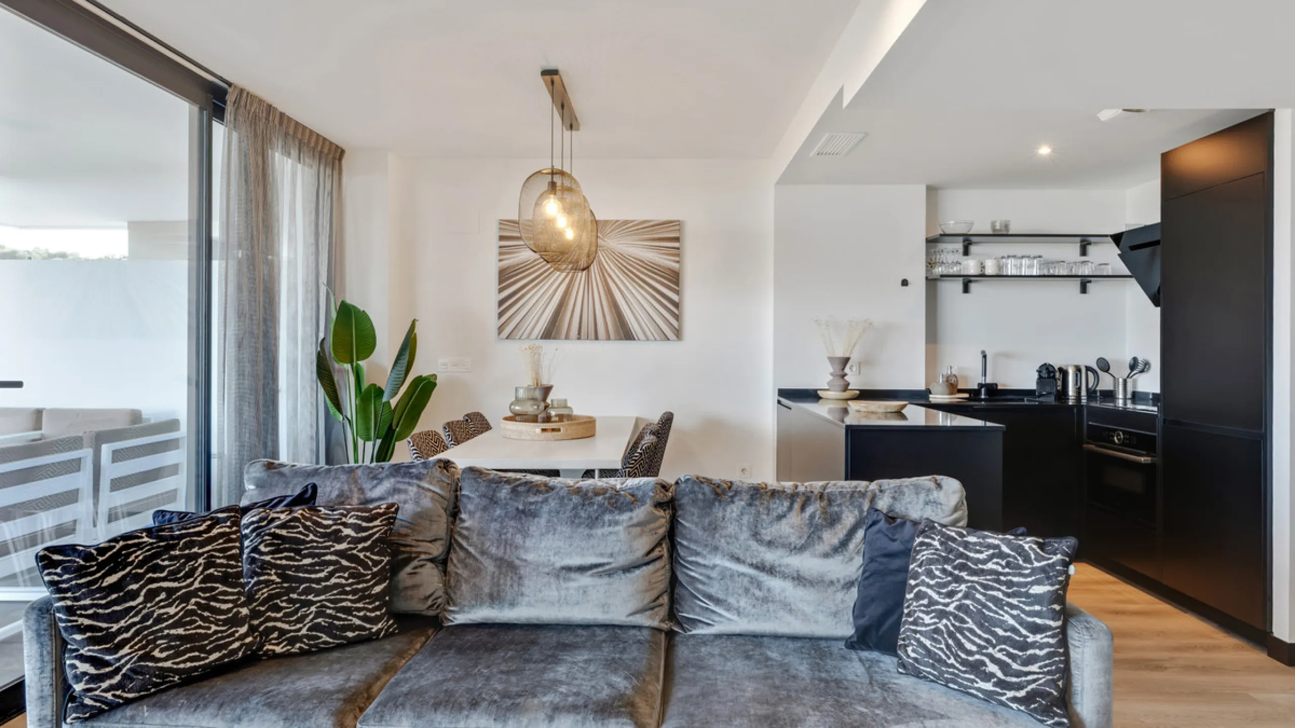 Discover this beautiful 3-bedroom, 2-bathroom apartment in Hacienda el Sueño, an exclusive residential community set in Mijas on the stunning Costa del Sol.