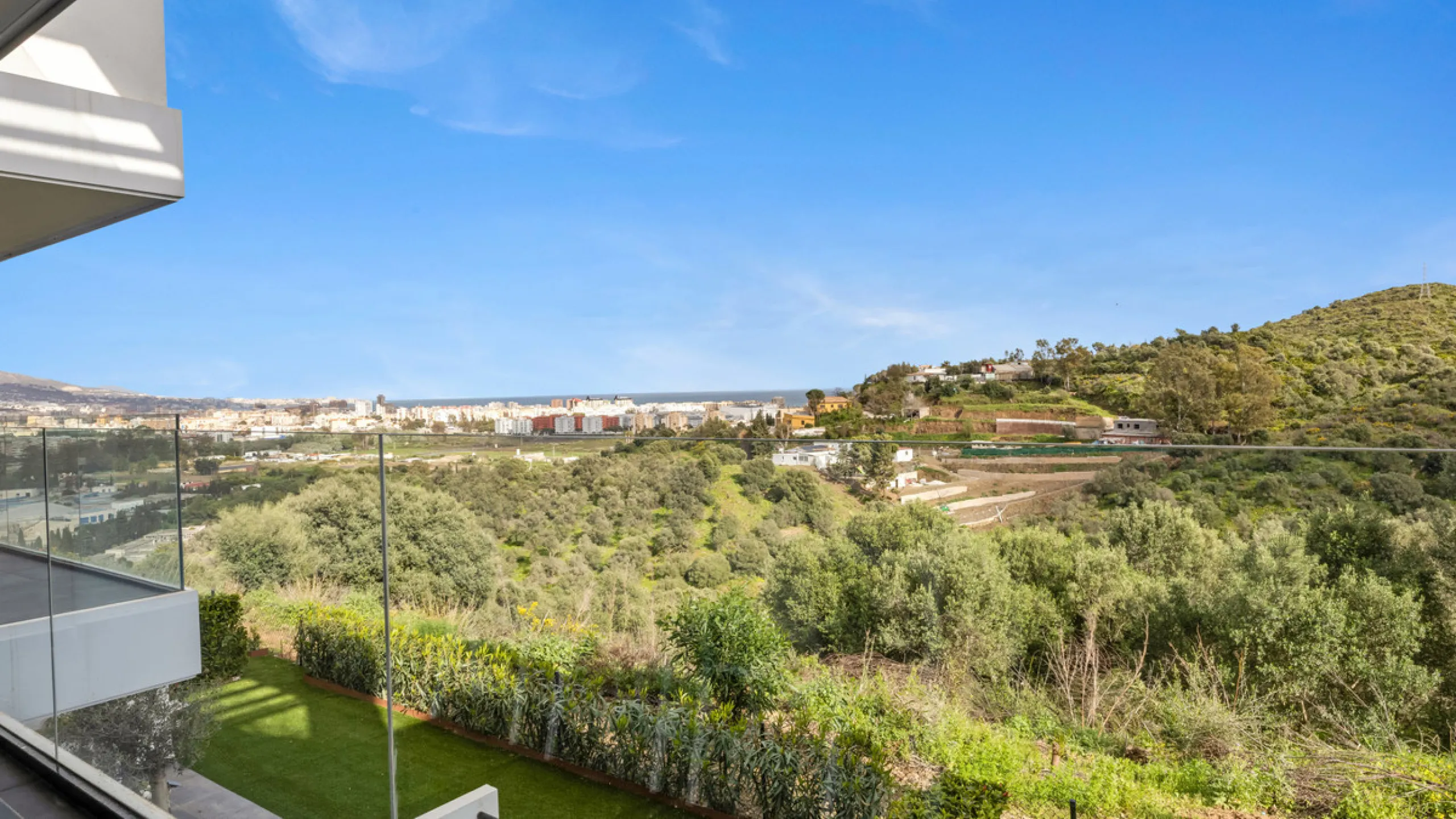Discover this beautiful 3-bedroom, 2-bathroom apartment in Hacienda el Sueño, an exclusive residential community set in Mijas on the stunning Costa del Sol.