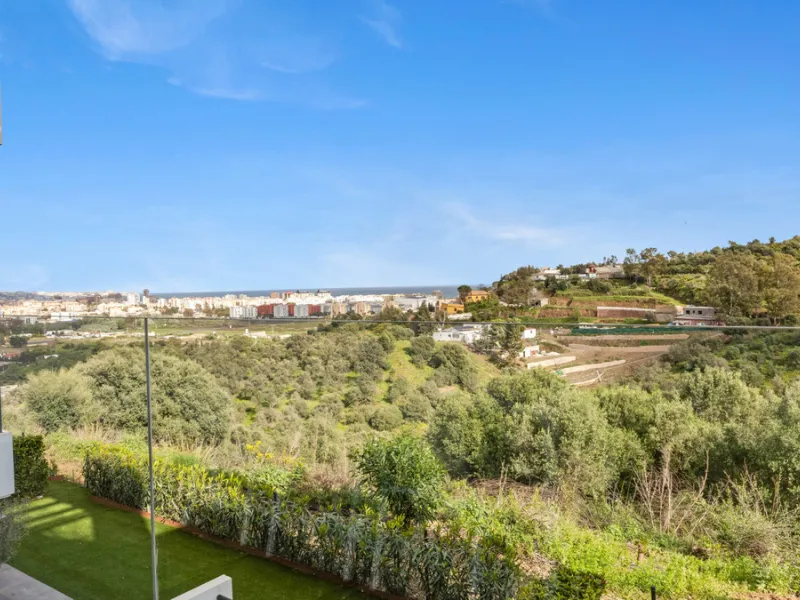 Discover this beautiful 3-bedroom, 2-bathroom apartment in Hacienda el Sueño, an exclusive residential community set in Mijas on the stunning Costa del Sol.