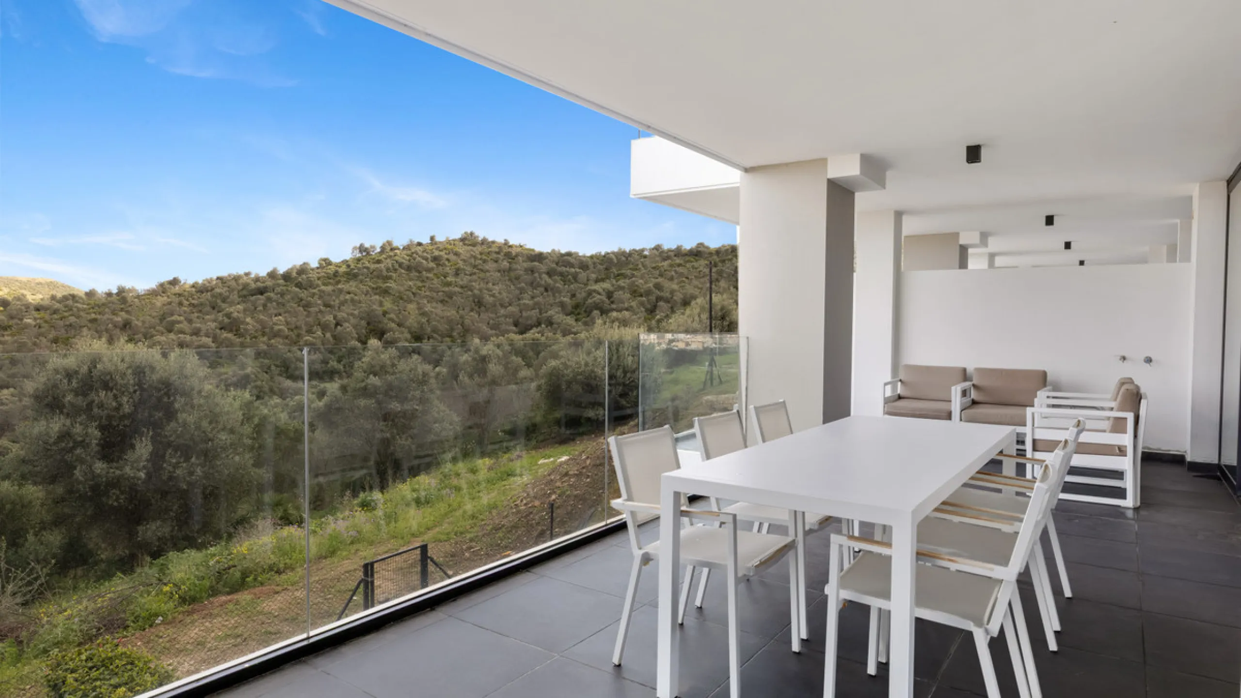 Discover this beautiful 3-bedroom, 2-bathroom apartment in Hacienda el Sueño, an exclusive residential community set in Mijas on the stunning Costa del Sol.