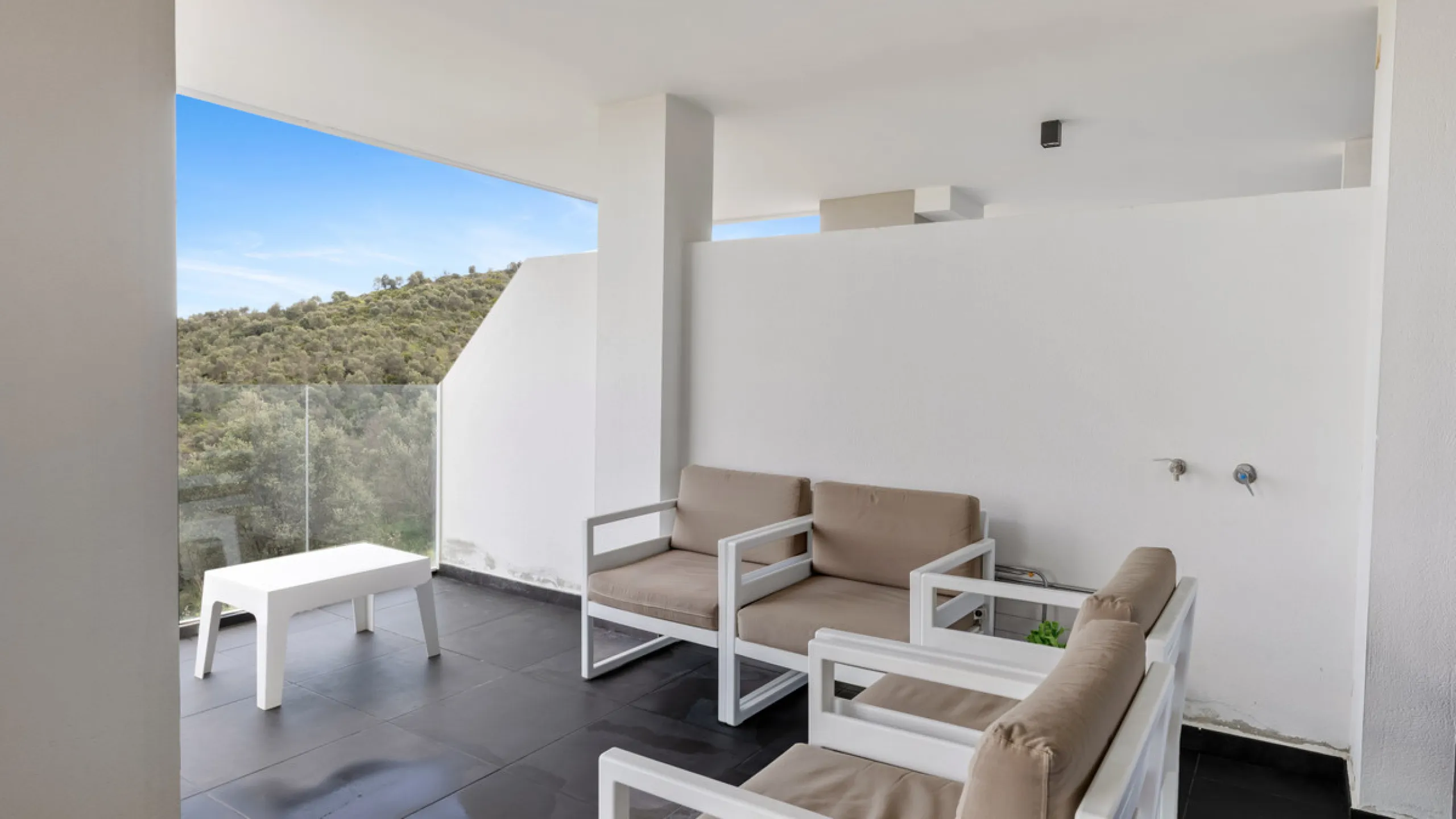 Discover this beautiful 3-bedroom, 2-bathroom apartment in Hacienda el Sueño, an exclusive residential community set in Mijas on the stunning Costa del Sol.