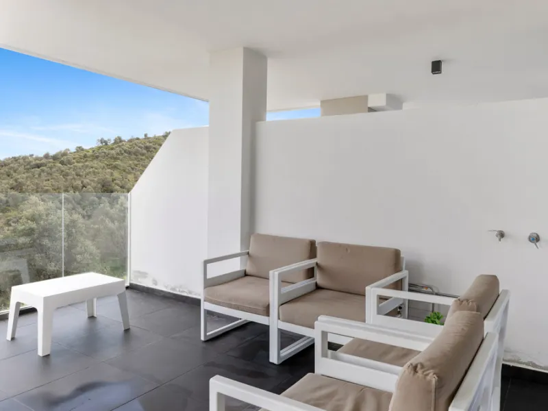 Discover this beautiful 3-bedroom, 2-bathroom apartment in Hacienda el Sueño, an exclusive residential community set in Mijas on the stunning Costa del Sol.
