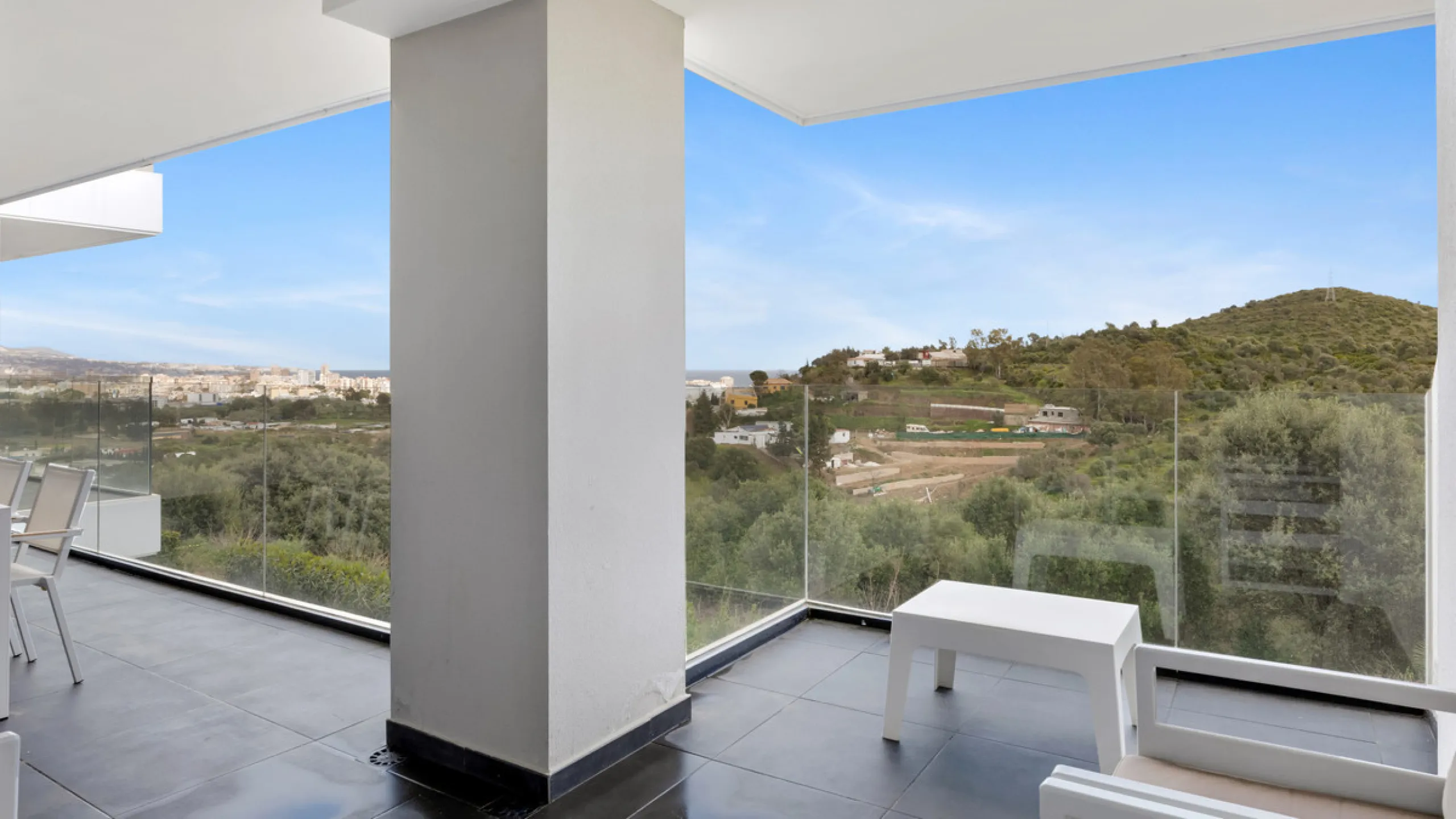 Discover this beautiful 3-bedroom, 2-bathroom apartment in Hacienda el Sueño, an exclusive residential community set in Mijas on the stunning Costa del Sol.