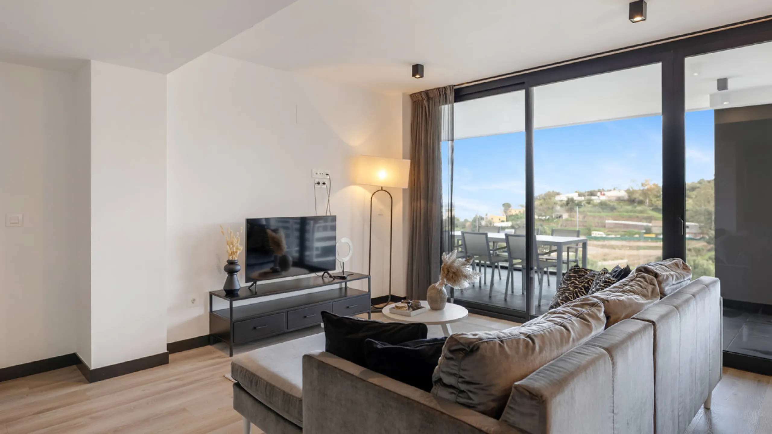 Discover this beautiful 3-bedroom, 2-bathroom apartment in Hacienda el Sueño, an exclusive residential community set in Mijas on the stunning Costa del Sol.