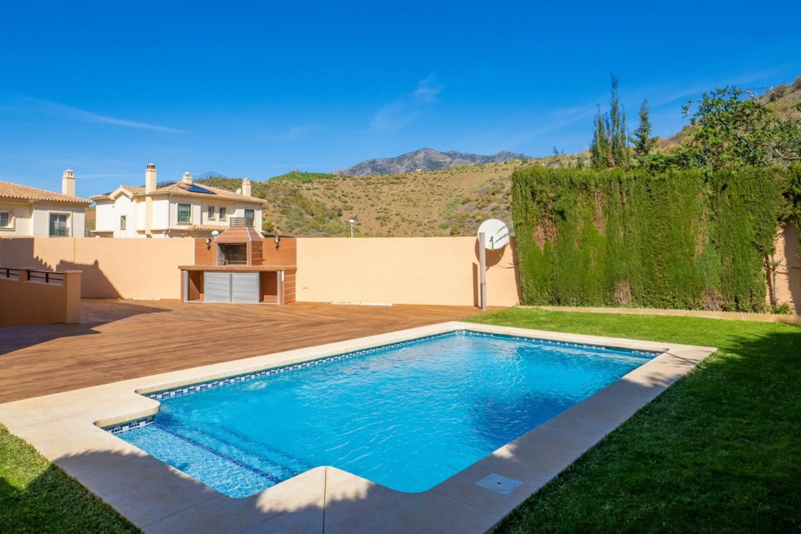 House - Townhouse в продаже в Fuengirola, Málaga. В доме 4 спален и 3 ванных комнат. Площадь дома 240 м²