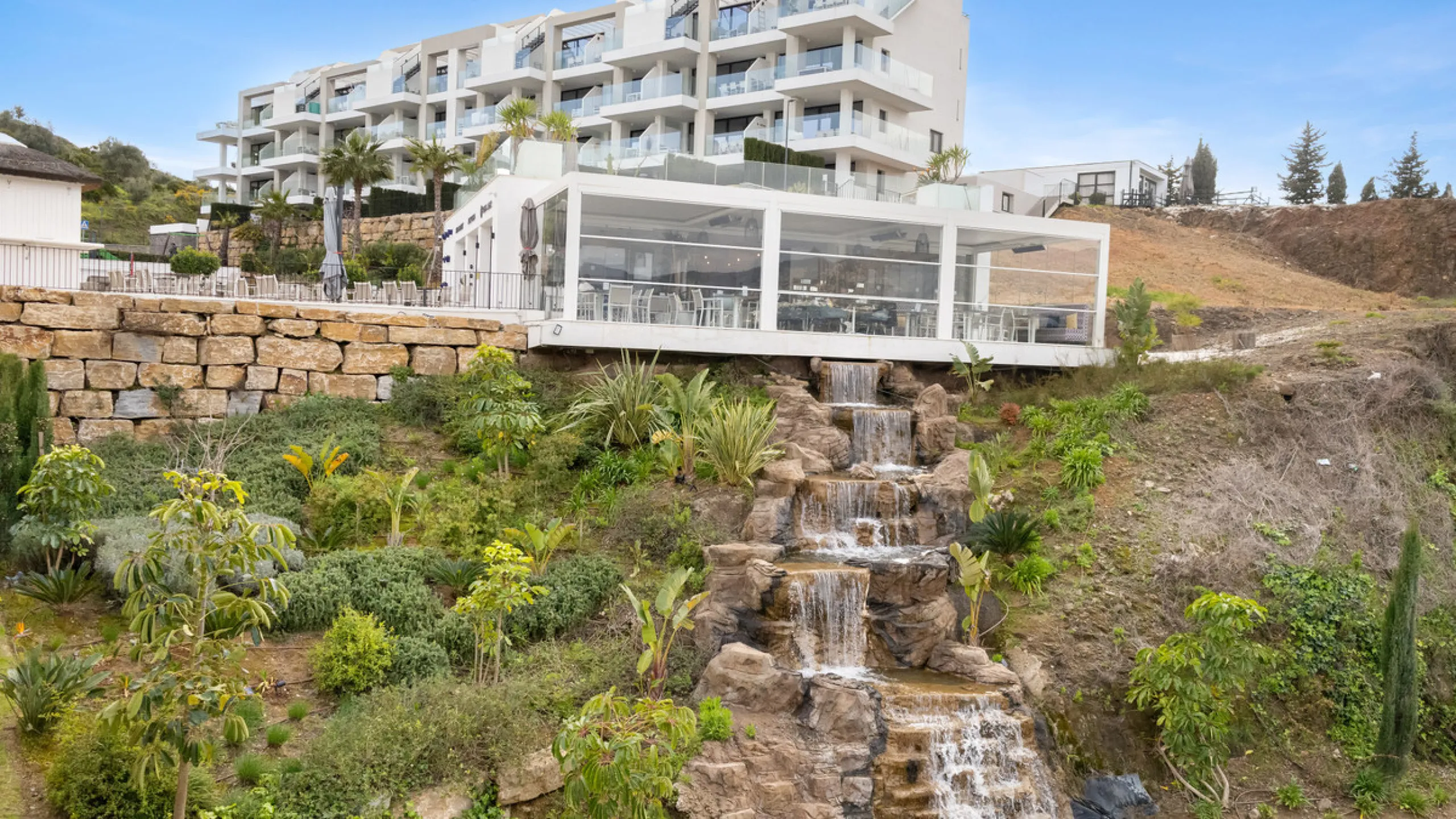 Discover this beautiful 3-bedroom, 2-bathroom apartment in Hacienda el Sueño, an exclusive residential community set in Mijas on the stunning Costa del Sol.