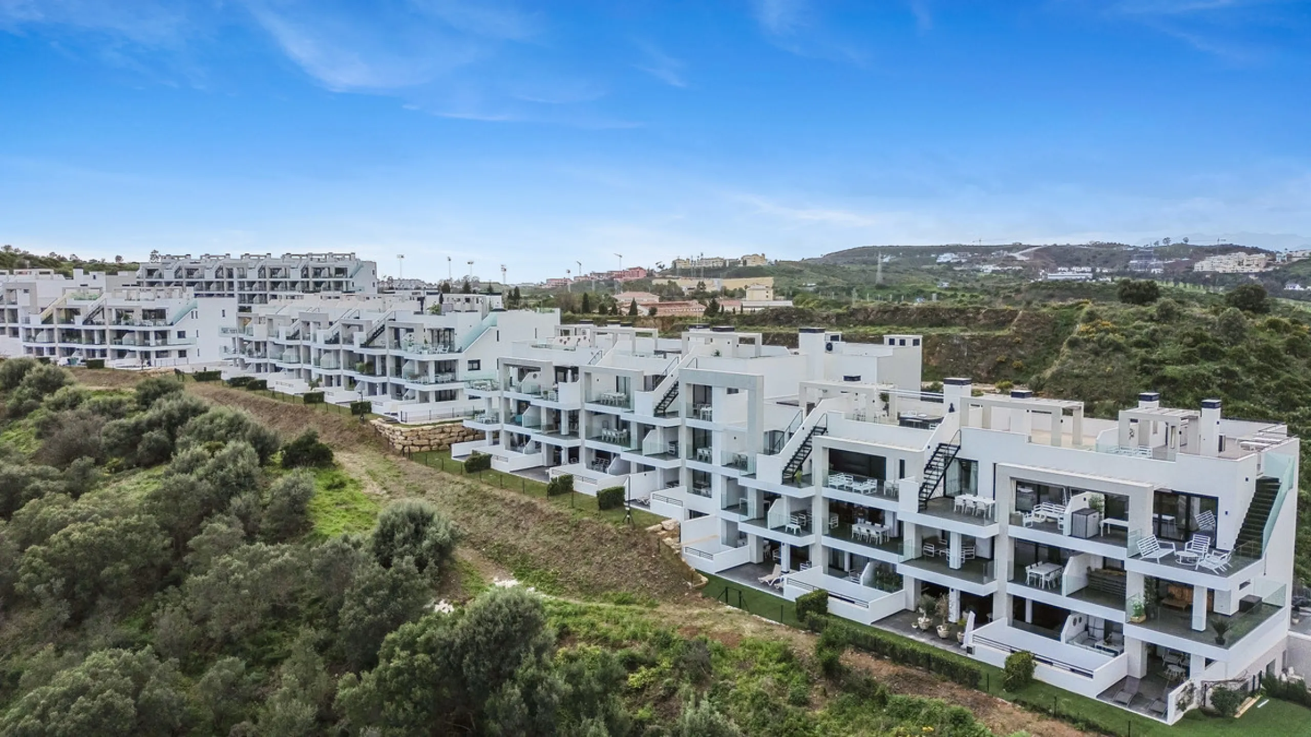 Discover this beautiful 3-bedroom, 2-bathroom apartment in Hacienda el Sueño, an exclusive residential community set in Mijas on the stunning Costa del Sol.