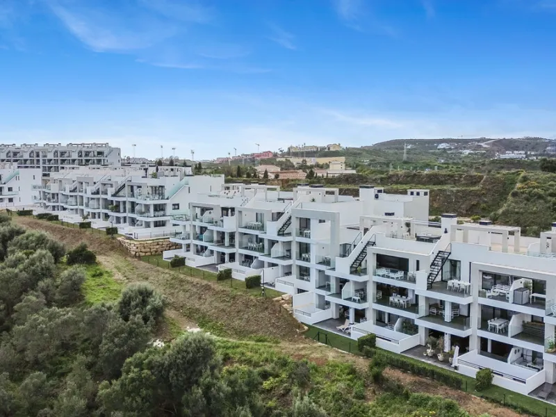 Discover this beautiful 3-bedroom, 2-bathroom apartment in Hacienda el Sueño, an exclusive residential community set in Mijas on the stunning Costa del Sol.