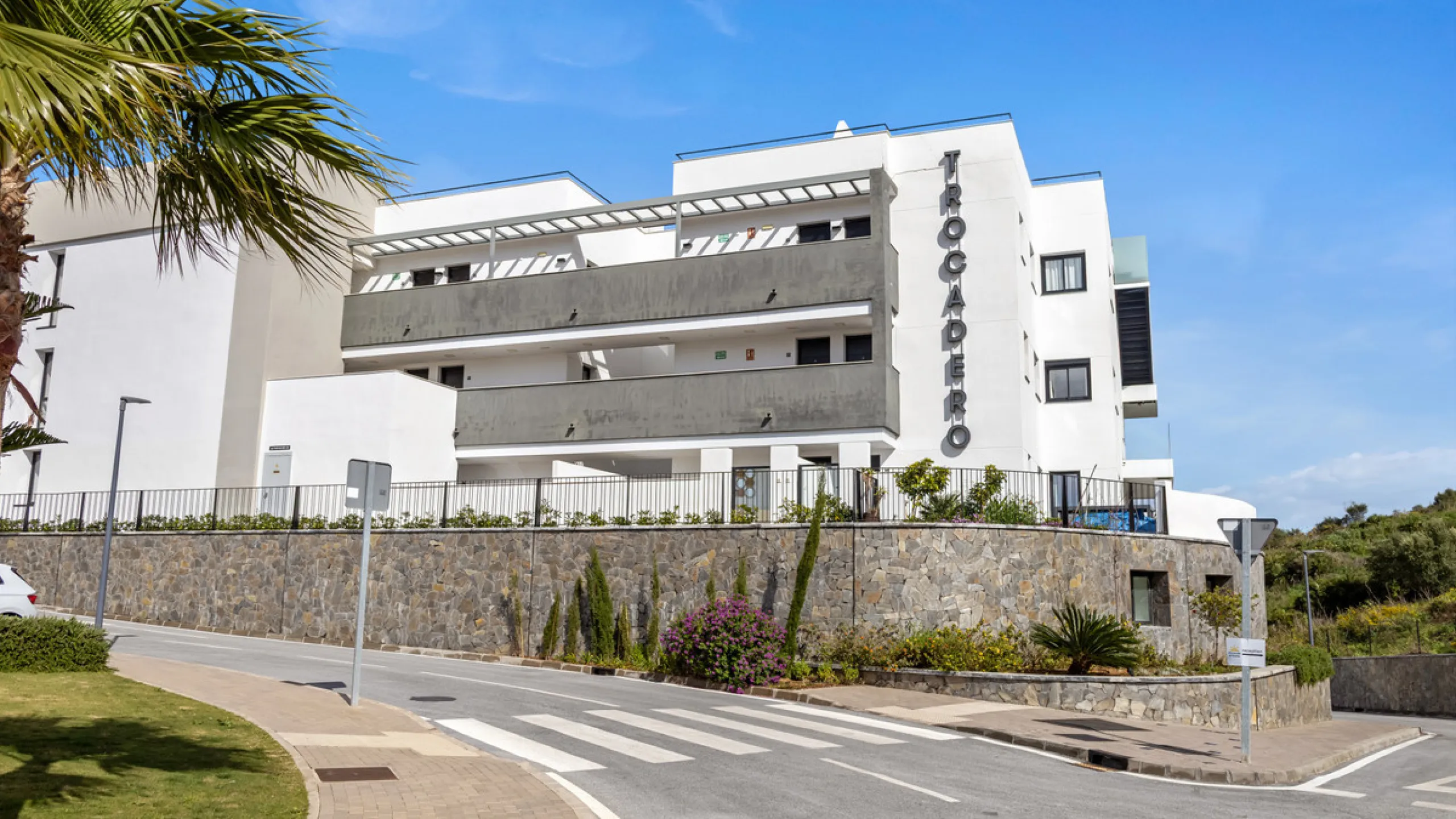 Discover this beautiful 3-bedroom, 2-bathroom apartment in Hacienda el Sueño, an exclusive residential community set in Mijas on the stunning Costa del Sol.