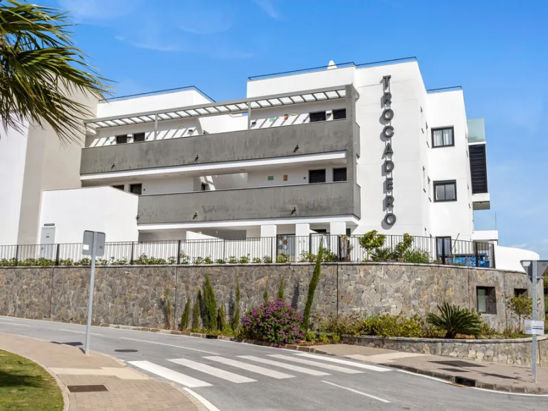 Discover this beautiful 3-bedroom, 2-bathroom apartment in Hacienda el Sueño, an exclusive residential community set in Mijas on the stunning Costa del Sol.