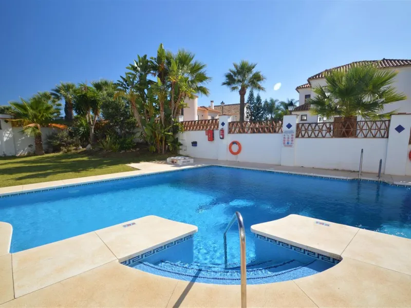 Apartment - Middle Floor Apartment в продаже в Marbella, Málaga. В доме 3 спален и 2 ванных комнат. Площадь дома 103 м²