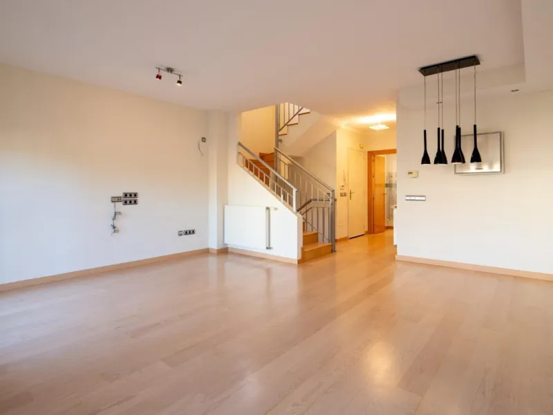House - Townhouse в продаже в Fuengirola, Málaga. В доме 4 спален и 3 ванных комнат. Площадь дома 240 м²