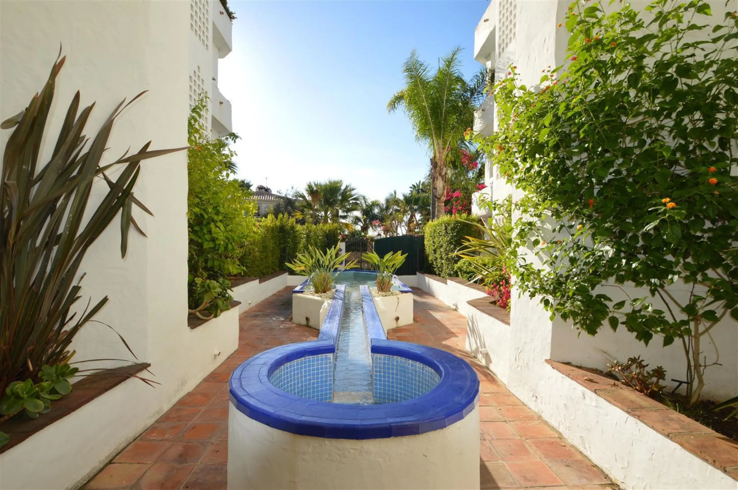 Apartment - Middle Floor Apartment в продаже в Marbella, Málaga. В доме 3 спален и 2 ванных комнат. Площадь дома 103 м²