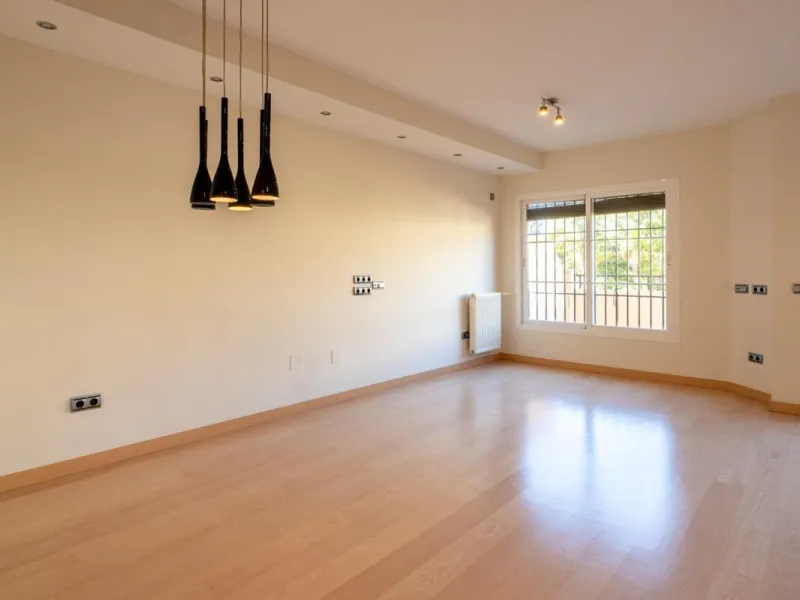 House - Townhouse в продаже в Fuengirola, Málaga. В доме 4 спален и 3 ванных комнат. Площадь дома 240 м²