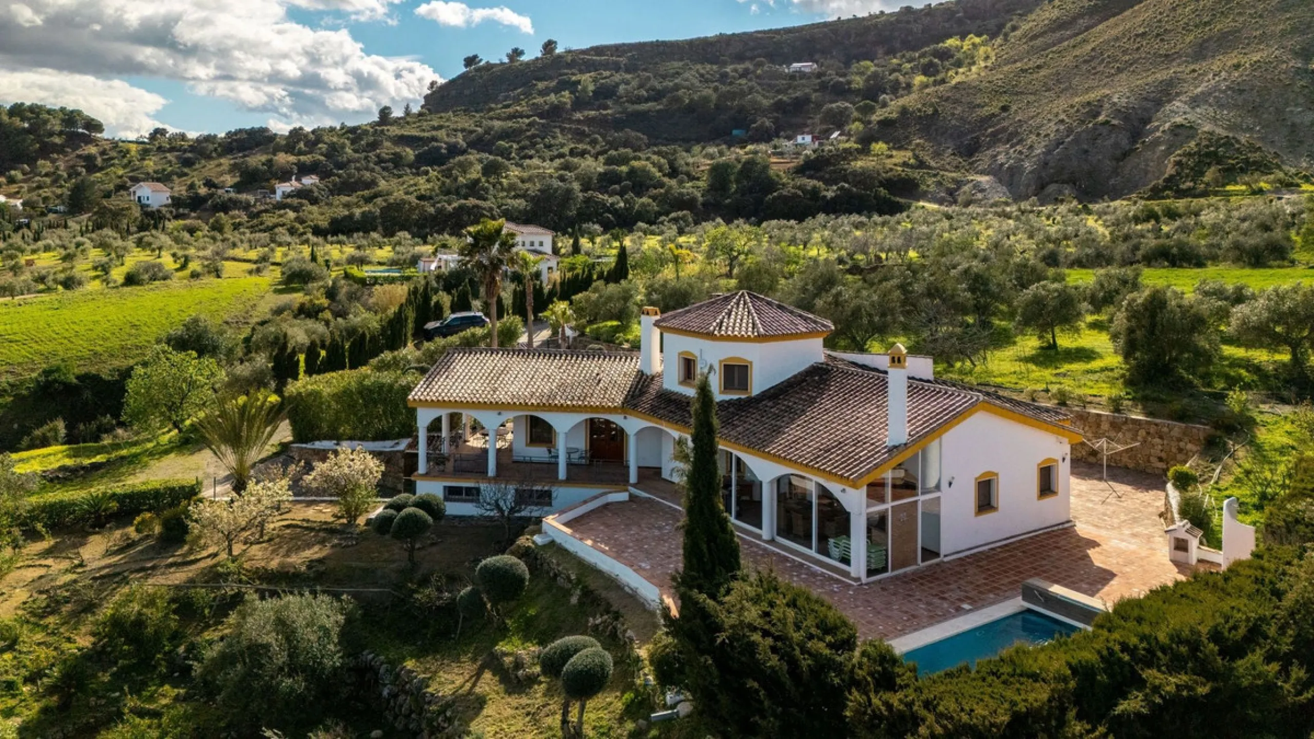 Set in an elevated and privileged position in the hills above Casarabonela, this charming country finca offers complete privacy, stunning surroundings, and breathtaking panoramic views across the Guadalhorce Valley towards Málaga and the Mediterranean Sea