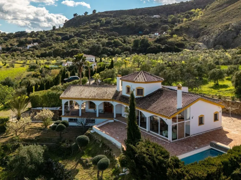 Set in an elevated and privileged position in the hills above Casarabonela, this charming country finca offers complete privacy, stunning surroundings, and breathtaking panoramic views across the Guadalhorce Valley towards Málaga and the Mediterranean Sea