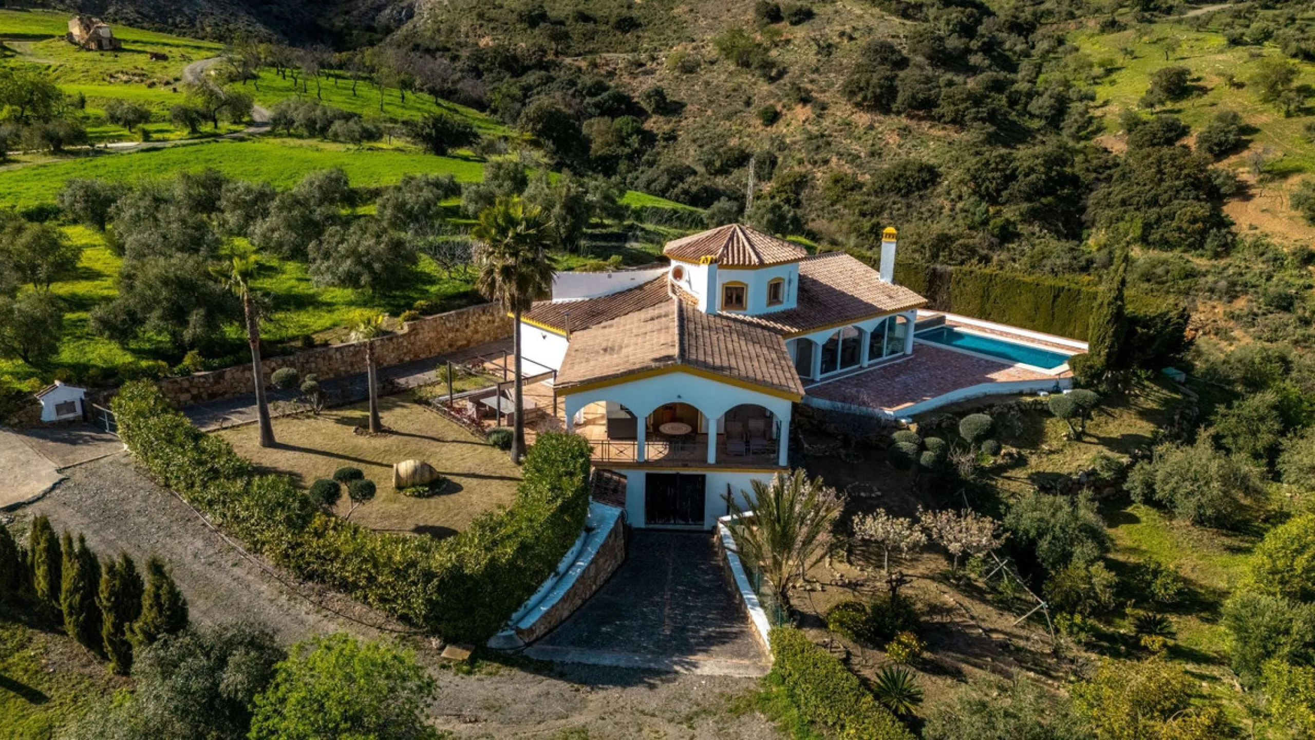 Set in an elevated and privileged position in the hills above Casarabonela, this charming country finca offers complete privacy, stunning surroundings, and breathtaking panoramic views across the Guadalhorce Valley towards Málaga and the Mediterranean Sea