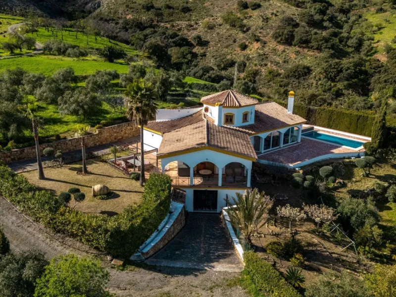 Set in an elevated and privileged position in the hills above Casarabonela, this charming country finca offers complete privacy, stunning surroundings, and breathtaking panoramic views across the Guadalhorce Valley towards Málaga and the Mediterranean Sea