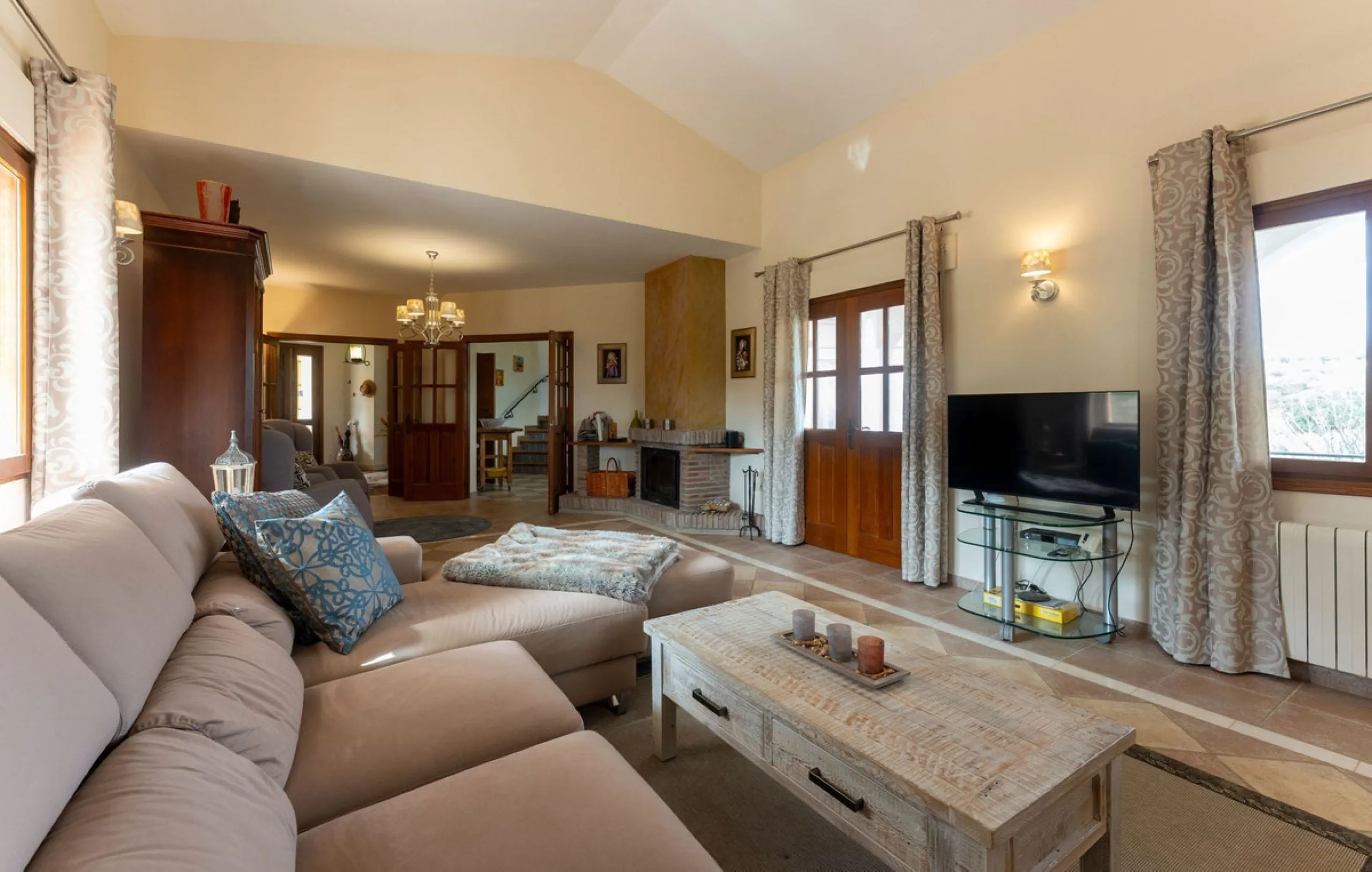Set in an elevated and privileged position in the hills above Casarabonela, this charming country finca offers complete privacy, stunning surroundings, and breathtaking panoramic views across the Guadalhorce Valley towards Málaga and the Mediterranean Sea