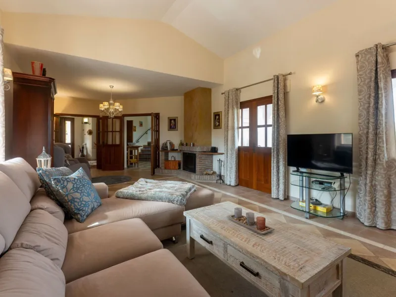 Set in an elevated and privileged position in the hills above Casarabonela, this charming country finca offers complete privacy, stunning surroundings, and breathtaking panoramic views across the Guadalhorce Valley towards Málaga and the Mediterranean Sea