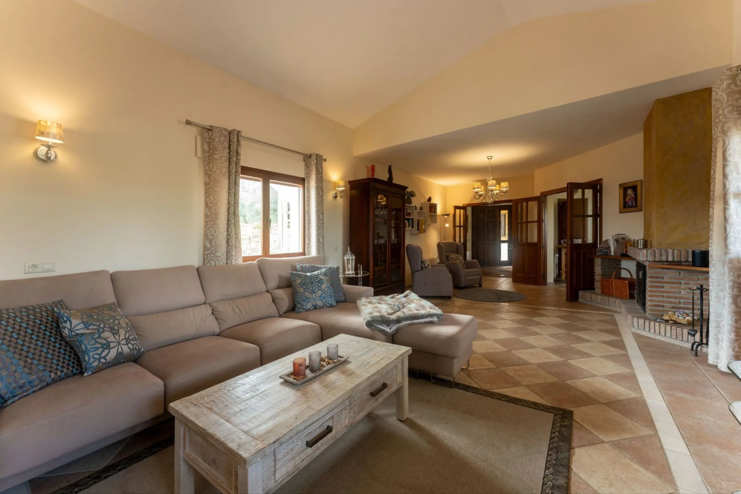 Set in an elevated and privileged position in the hills above Casarabonela, this charming country finca offers complete privacy, stunning surroundings, and breathtaking panoramic views across the Guadalhorce Valley towards Málaga and the Mediterranean Sea