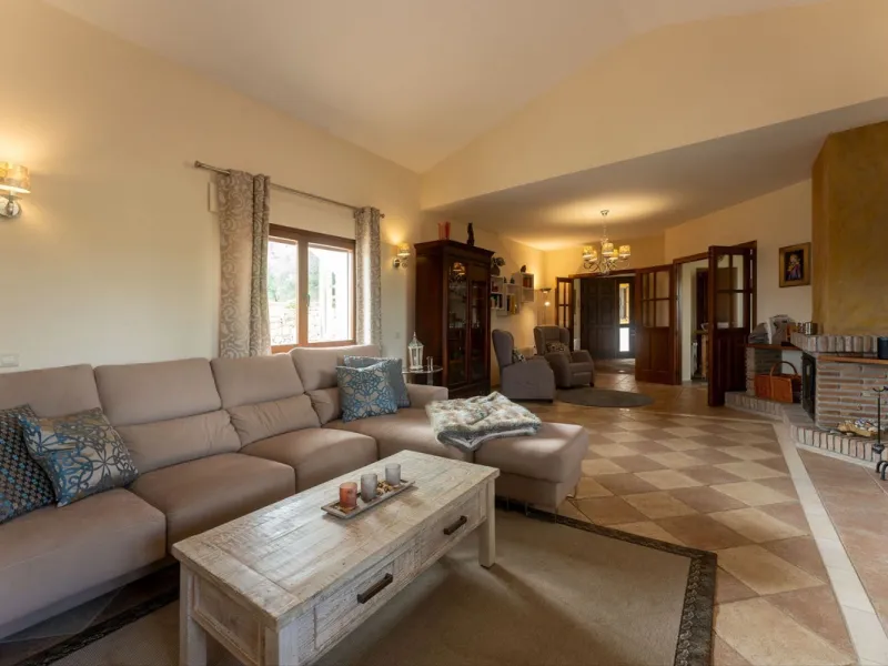 Set in an elevated and privileged position in the hills above Casarabonela, this charming country finca offers complete privacy, stunning surroundings, and breathtaking panoramic views across the Guadalhorce Valley towards Málaga and the Mediterranean Sea