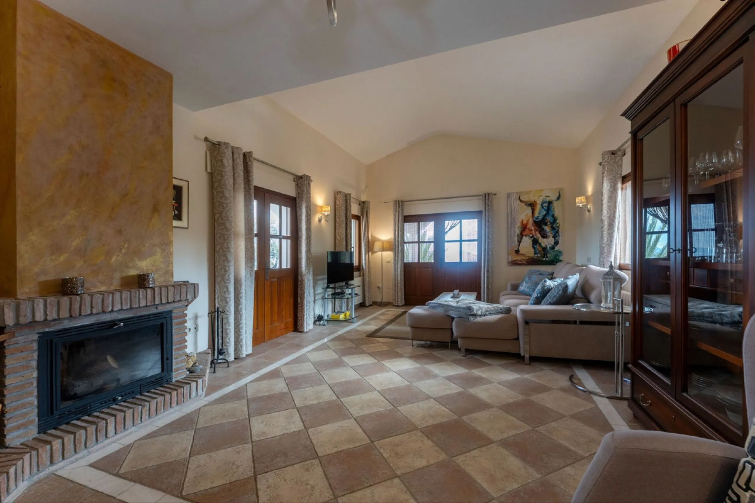 Set in an elevated and privileged position in the hills above Casarabonela, this charming country finca offers complete privacy, stunning surroundings, and breathtaking panoramic views across the Guadalhorce Valley towards Málaga and the Mediterranean Sea
