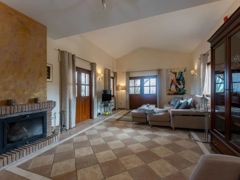Set in an elevated and privileged position in the hills above Casarabonela, this charming country finca offers complete privacy, stunning surroundings, and breathtaking panoramic views across the Guadalhorce Valley towards Málaga and the Mediterranean Sea