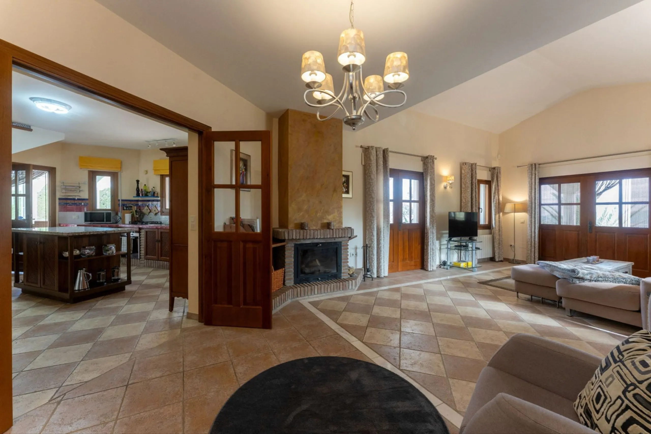 Set in an elevated and privileged position in the hills above Casarabonela, this charming country finca offers complete privacy, stunning surroundings, and breathtaking panoramic views across the Guadalhorce Valley towards Málaga and the Mediterranean Sea