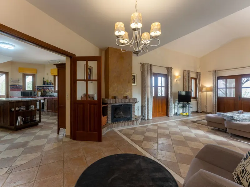 Set in an elevated and privileged position in the hills above Casarabonela, this charming country finca offers complete privacy, stunning surroundings, and breathtaking panoramic views across the Guadalhorce Valley towards Málaga and the Mediterranean Sea