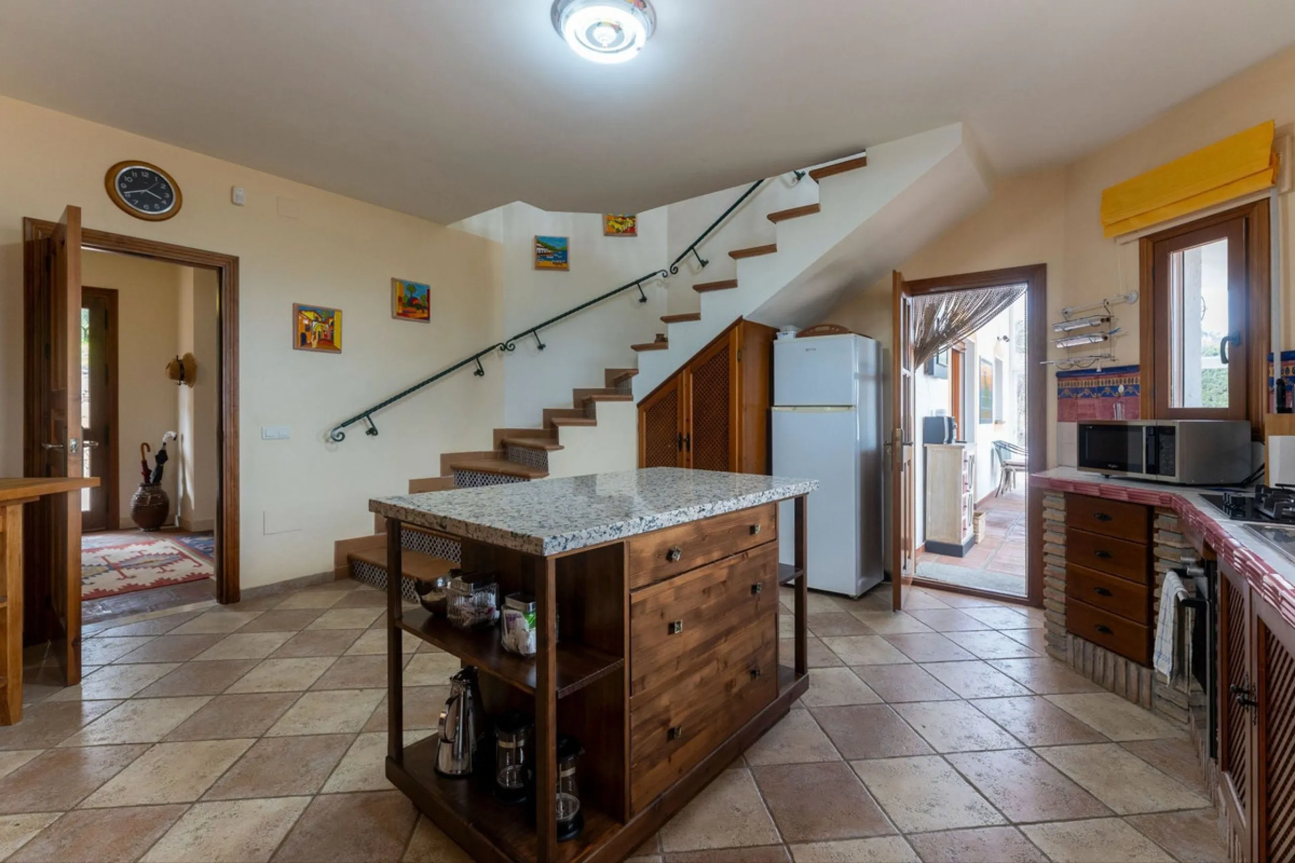 Set in an elevated and privileged position in the hills above Casarabonela, this charming country finca offers complete privacy, stunning surroundings, and breathtaking panoramic views across the Guadalhorce Valley towards Málaga and the Mediterranean Sea