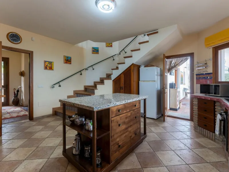 Set in an elevated and privileged position in the hills above Casarabonela, this charming country finca offers complete privacy, stunning surroundings, and breathtaking panoramic views across the Guadalhorce Valley towards Málaga and the Mediterranean Sea