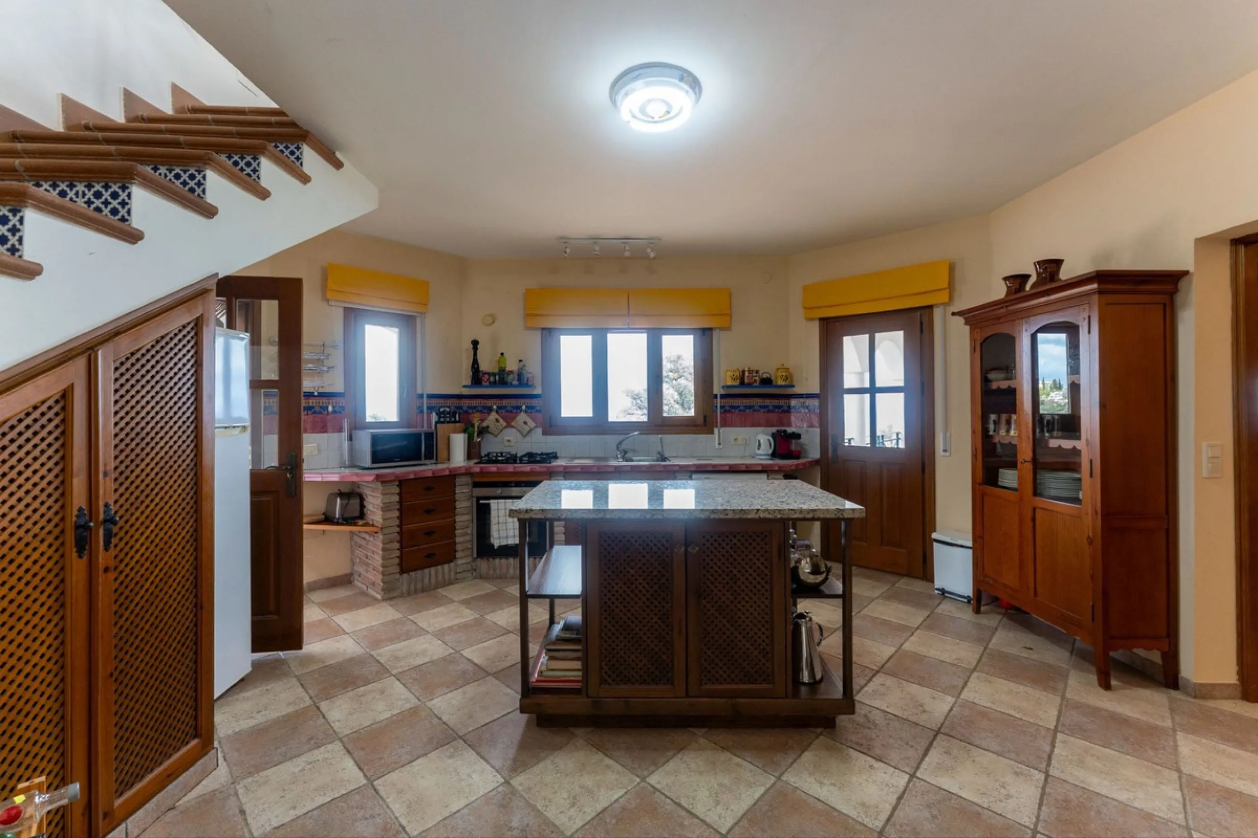 Set in an elevated and privileged position in the hills above Casarabonela, this charming country finca offers complete privacy, stunning surroundings, and breathtaking panoramic views across the Guadalhorce Valley towards Málaga and the Mediterranean Sea