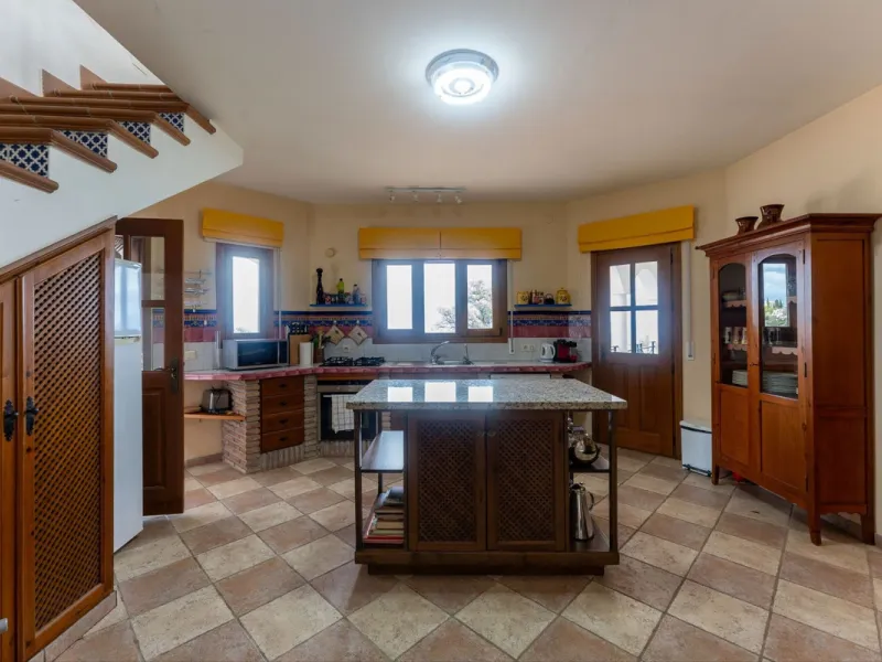 Set in an elevated and privileged position in the hills above Casarabonela, this charming country finca offers complete privacy, stunning surroundings, and breathtaking panoramic views across the Guadalhorce Valley towards Málaga and the Mediterranean Sea