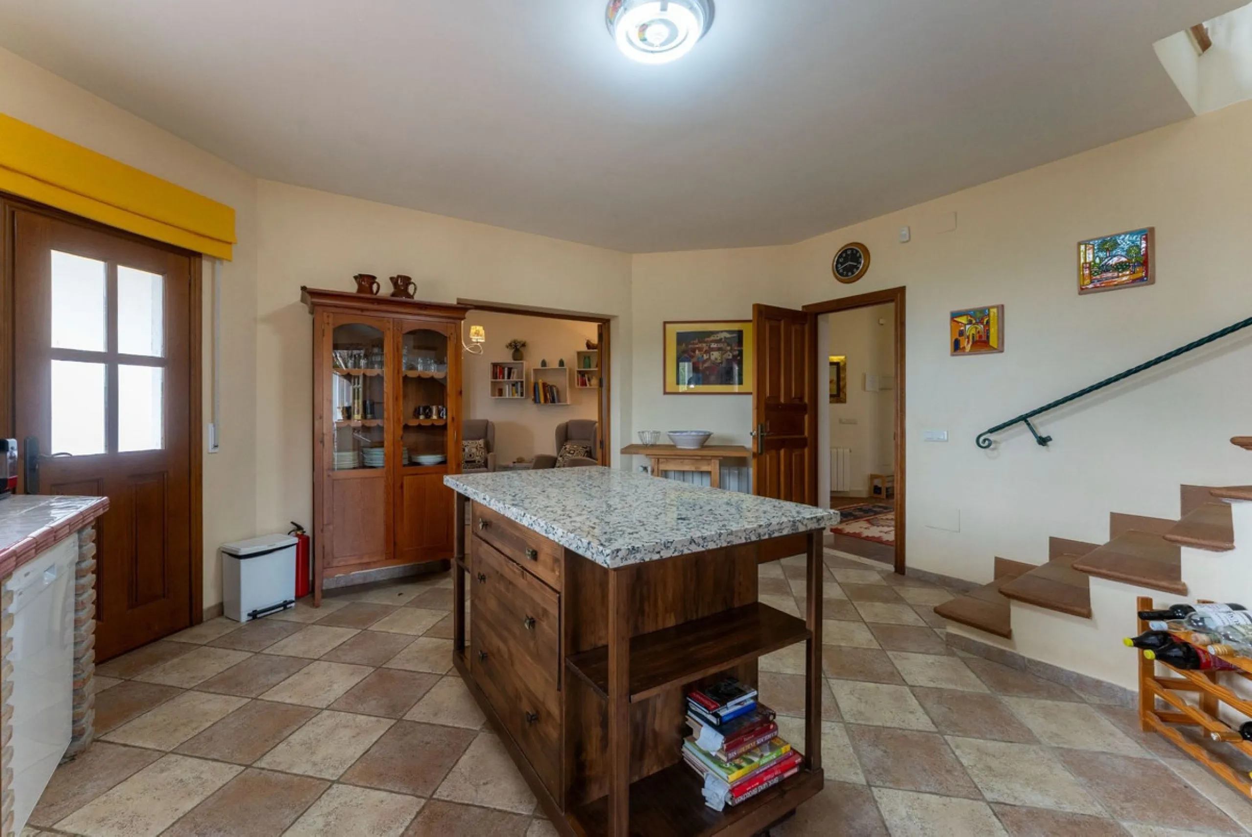 Set in an elevated and privileged position in the hills above Casarabonela, this charming country finca offers complete privacy, stunning surroundings, and breathtaking panoramic views across the Guadalhorce Valley towards Málaga and the Mediterranean Sea