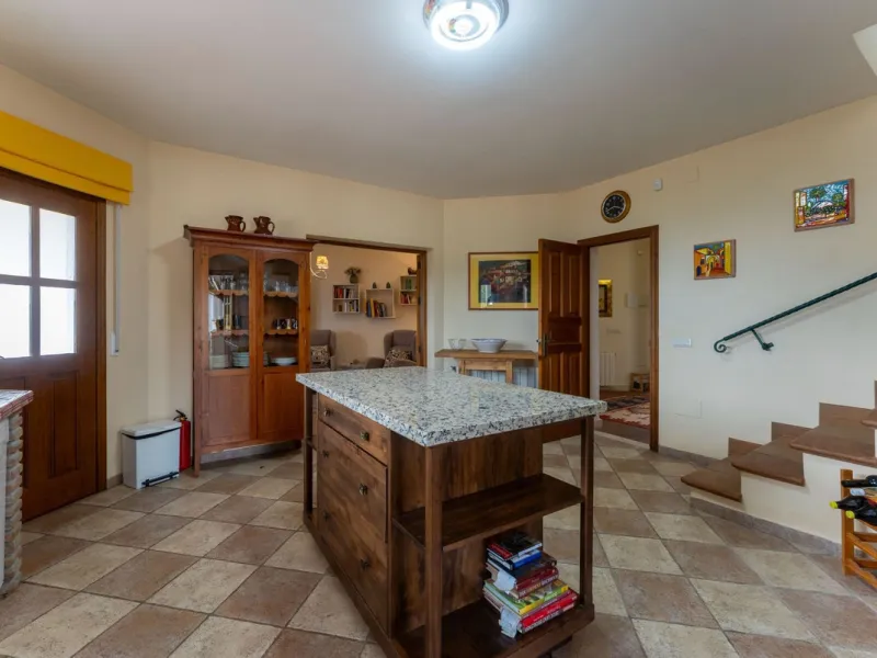 Set in an elevated and privileged position in the hills above Casarabonela, this charming country finca offers complete privacy, stunning surroundings, and breathtaking panoramic views across the Guadalhorce Valley towards Málaga and the Mediterranean Sea